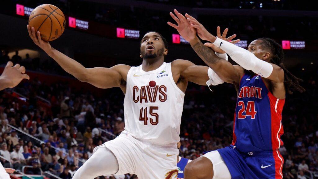 Donovan Mitchell en una jugada con los Cavs