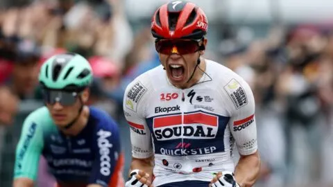 Paul Magnier se impone en el sprint y vestirá la maglia rosa tras la Etapa 1