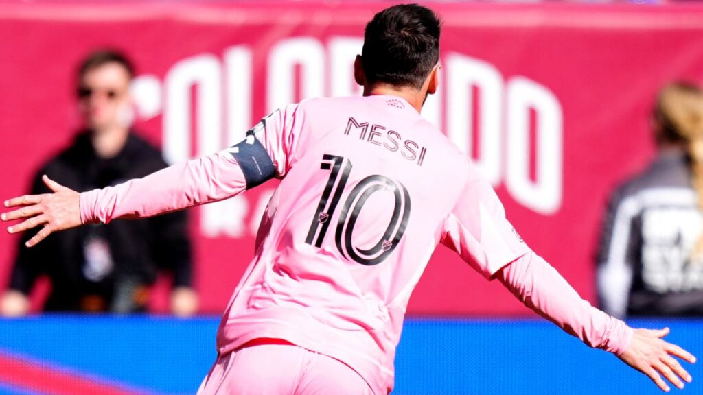 Messi llegó a 100 contribuciones de gol en solo 64 partidos de liga con lo que supera la marca que pertenecía al exjugador del Toronto FC