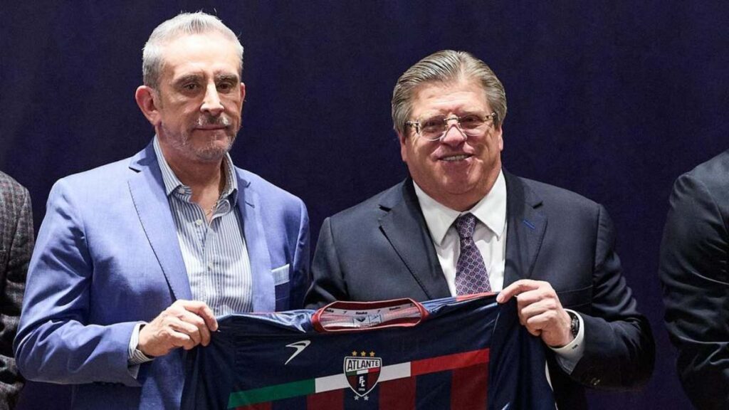 Miguel Herrera durante su presentación como técnico del Atlante