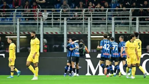 Milan pierde con Atalanta en el regreso de Santi Gimenez a la titularidad