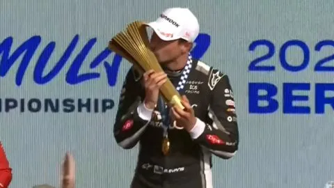 Mitch Evans firma una remontada histórica y gana el E-Prix de Berlín desde la P17