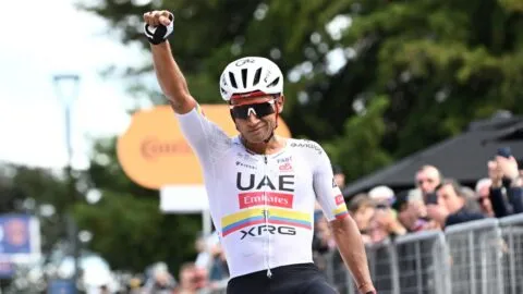 Jhonatan Narváez conquista Fermo y firma su segundo triunfo en el Giro de Italia 2026