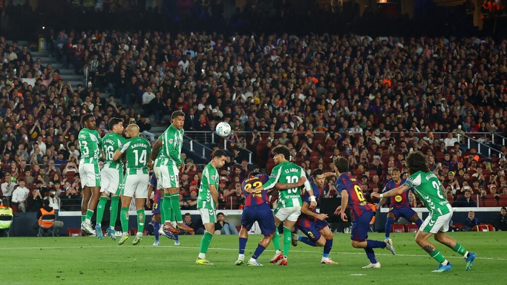 Nelson Deossa fue titular en la derrota del Real Betis Balompié ante FC Barcelona