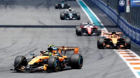 Checo Pérez muestra su espíritu combativo en una sprint Race marcada por el 1-2 de McLaren