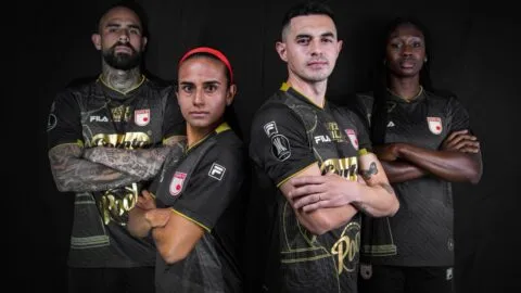 Independiente Santa Fe conmemora los 10 años de la Suruga Bank con una camiseta
