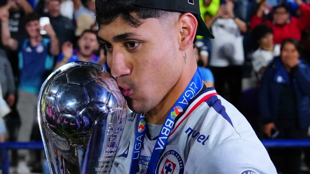 Omar Campos, parte de la plantilla campeona con Cruz Azul