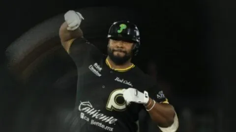 Pericos de Puebla viene de atrás para vencer a Leones y asegurar la serie