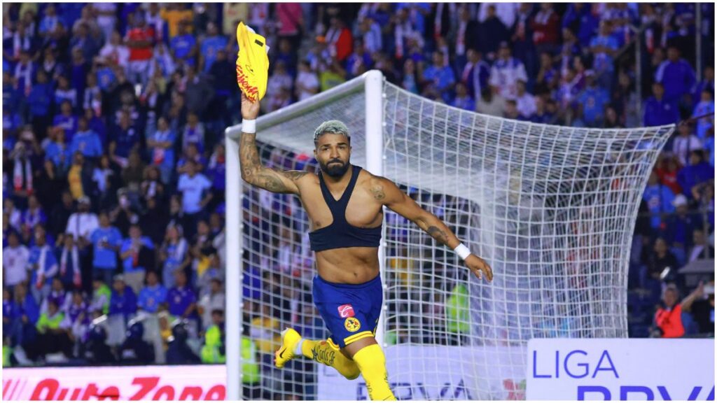 Rodrigo Aguirre silenció el Estadio Azul. Imago 7