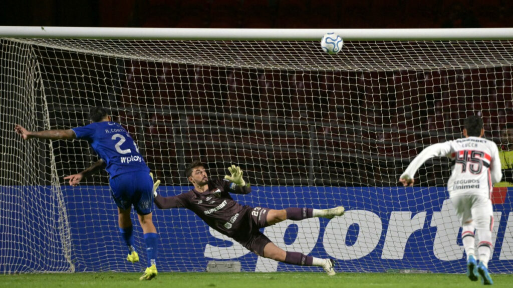 Rodrigo Contreras falla el penalti. - Nelson Almeida, AFP.