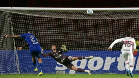 Rodrigo Contreras se disculpa tras el penalti errado con Millonarios en visita a Sao Paulo