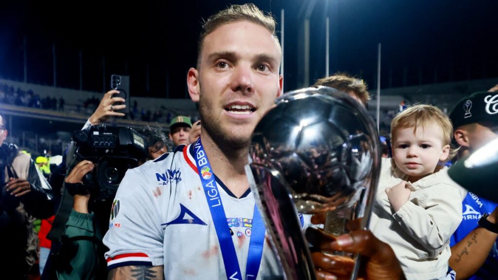 Rotondi festejando el décimo título de Cruz Azul