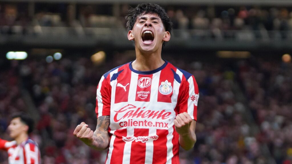 Santiago Sandoval en festejo de gol