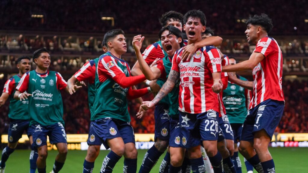 Santiago Sandoval en el festejo de su segundo tanto