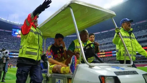 ¡Otra baja en el América! Sebastián Cáceres, sustituido ante Pumas por un golpe en el rostro