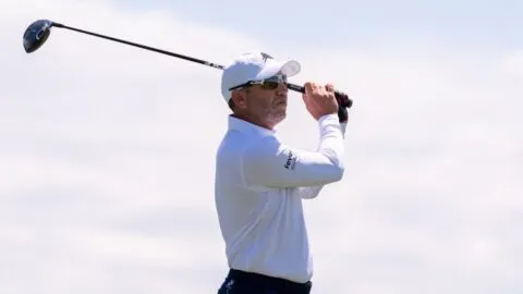 Lucas Herbert mantiene el liderato pero pierde terreno en LIV Golf Virginia