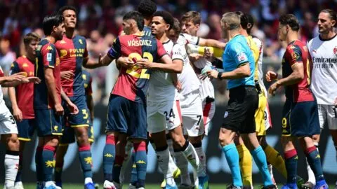 Johan Vásquez anota en la derrota del Genoa ante el Milan de Santi Gimenez