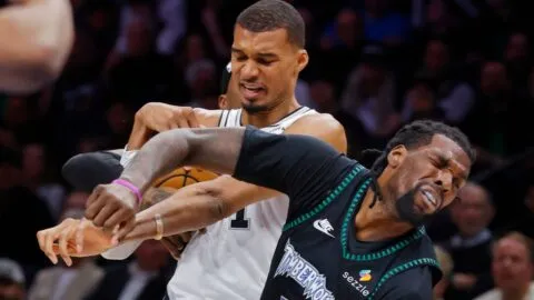 Timberwolves castigan a Spurs tras expulsión de Wembanyama y empatan la serie