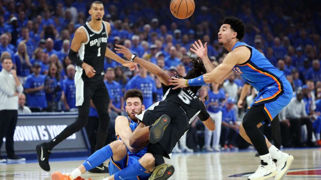 Stephon Castle cae ante Chet Holmgren y Jared McCain en el Juego 7 entre Spurs y Thunder