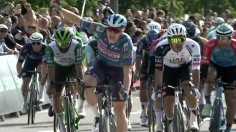 Tim Merlier gana la etapa 1 del Tour de Hungría 2026 tras imponerse en el sprint a Juan Sebastián Molano