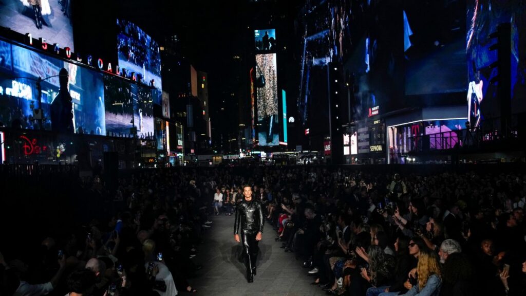 De quarterback a modelo: Tom Brady hace su debut en desfile de moda en Nueva York