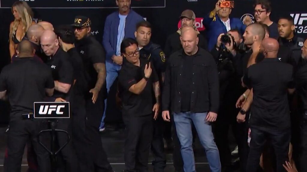 Strickland pierde el control y revienta a Chimaev en el careo de UFC 328: “Ni siquiera dio el peso”
