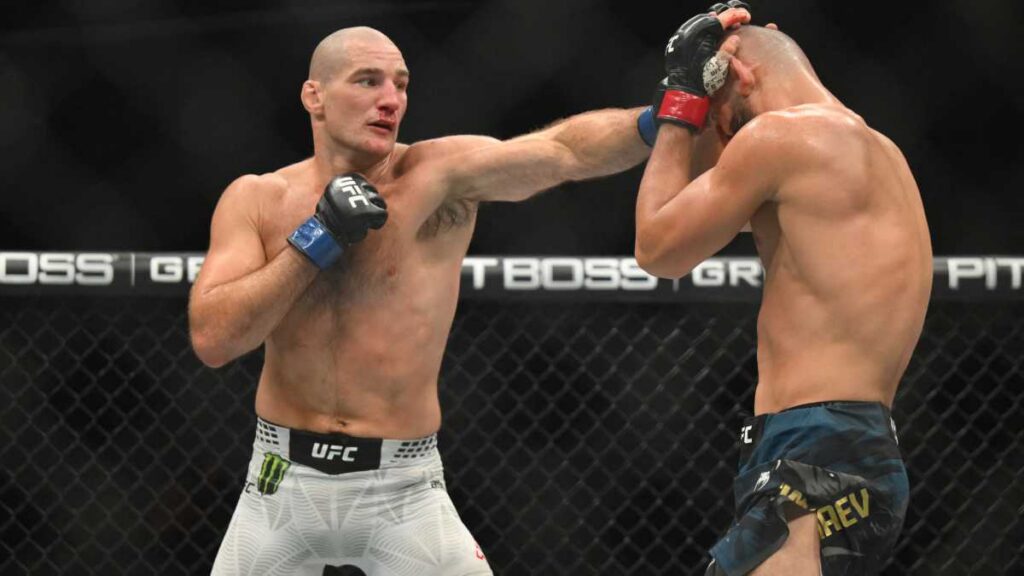Sean Strickland destrona a Khamzat Chimaev y se convierte en monarca peso medio en UFC 328