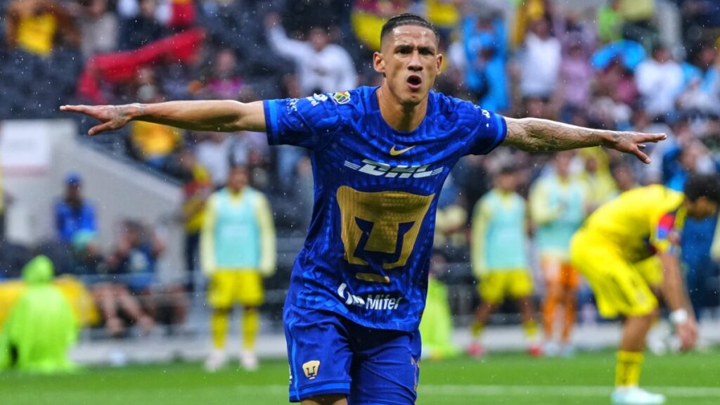 Uriel Antuna festejó el gol con Pumas