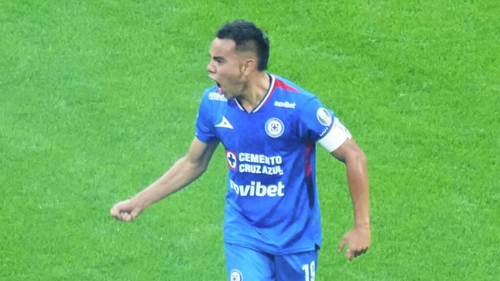 Charly Rodriguez marca golazo para el empate de Cruz Azul. Imago 7