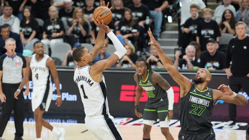 Con 19 puntos y 15 rebotes de Wembanyama, San Antonio Spurs deja la serie 1-1 en la semifinal de la Conferencia Oeste
