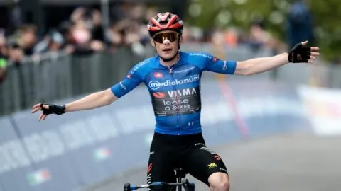 Jonas Vingegaard logra la victoria número 50 de su carrera y recorta tiempo en el Giro de Italia 2026
