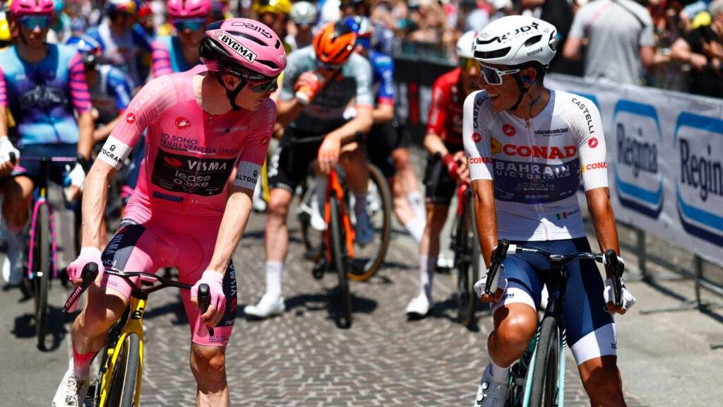 Jonas Vingegaard y Afonso Eulalio conversan. - Luca Bettini, AFP.