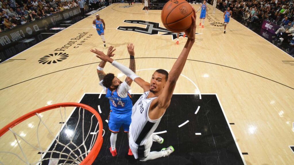 Victor Wembanyama durante el Juego 4 NBA Playoffs 2026 entre Spurs y Thunder