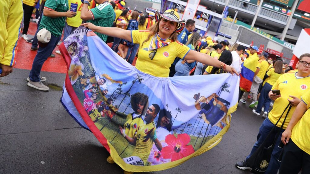 Afición cafetera llena el Azteca.