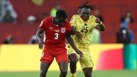 Thomas Christiansen señala a los jugadores que se equivocaron en el gol de Ghana ante Panamá