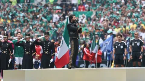 ¡Piel chinita! Alejandro Fernández entona el Himno Nacional en la inauguración del Mundial 2026