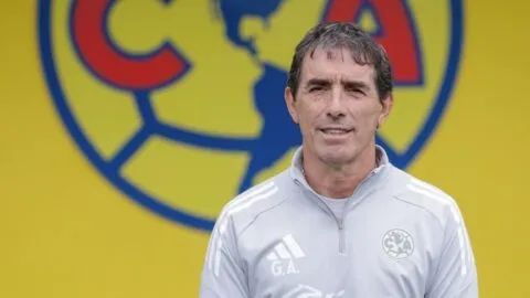 Comienza la era Almada en América: el técnico uruguayo ya posa con los colores azulcremas