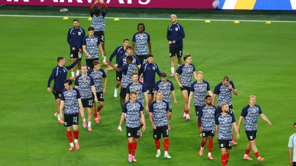jugadores de Austria en calentamiento