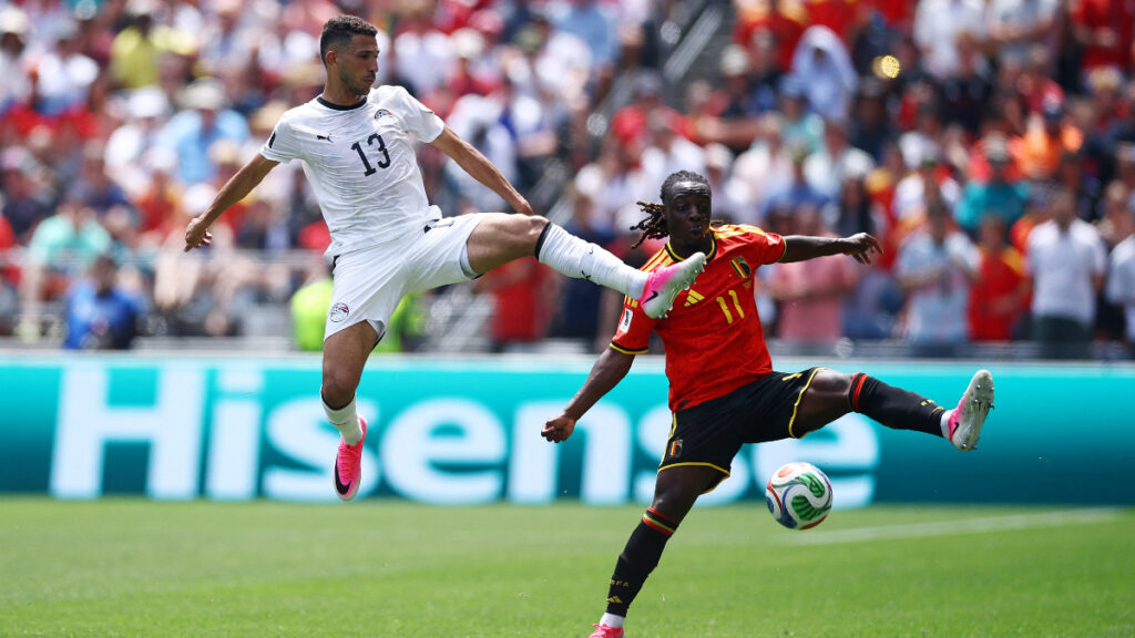 Ahmed Fatouh y Jeremy Doku disputan la pelota. - Agustin Marcarian, Reuters.