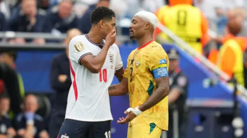 ¿Por qué Jude Bellingham no fue expulsado y Miguel Almirón sí tras cubrirse la boca en el Mundial 2026? 