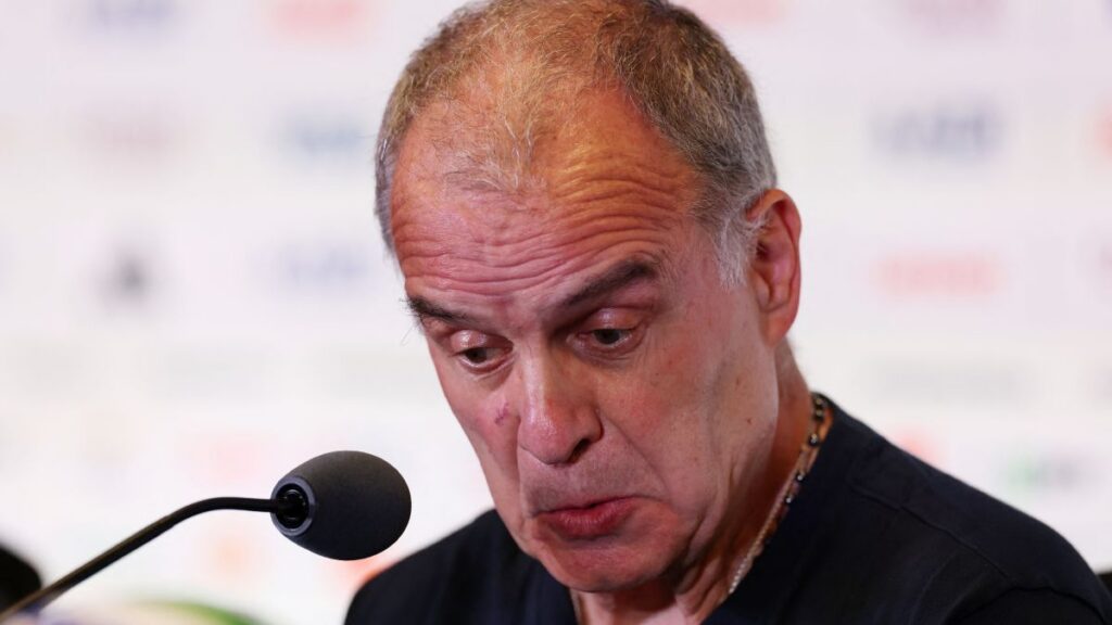 Bielsa critica las pausas de hidratacíon