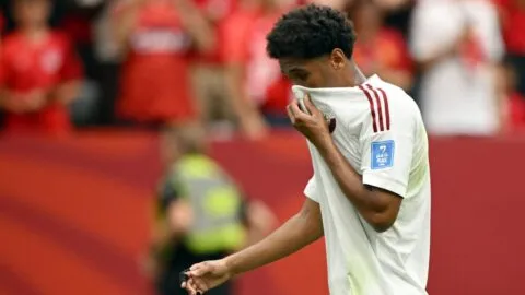 Canadá vs Qatar en vivo: ¡El VAR invalida el penal pero expulsa al central qatarí!