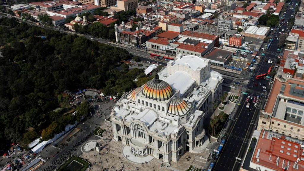 Lluvias azotan la CDMX y generan severas inundaciones; autoridades mantienen alerta amarilla para el fin de semana