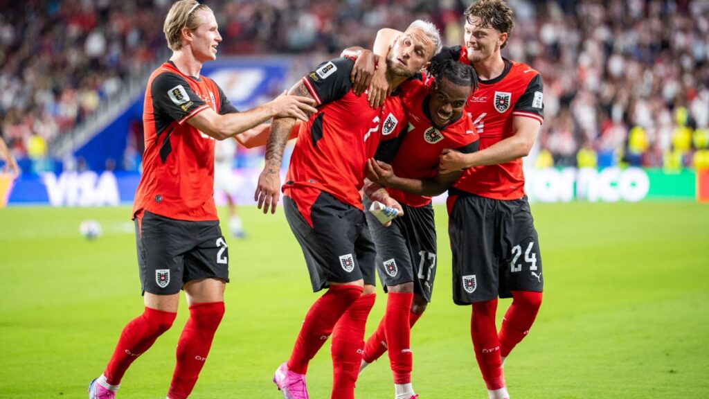 Marko Arnautovic celebra junto a sus compañeros