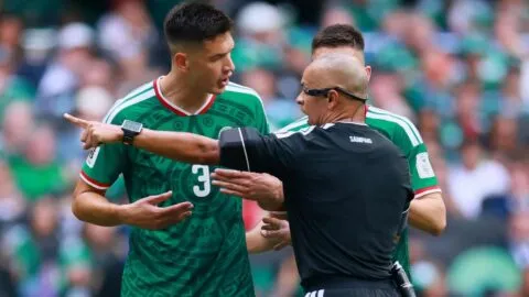 César Montes termina expulsado ante Sudáfrica