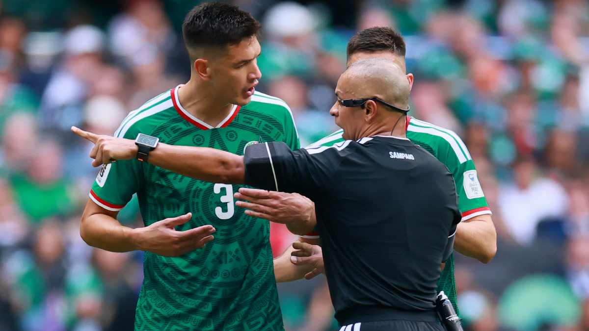 César Montes termina expulsado ante Sudáfrica - ClaroSports