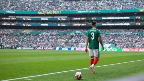 La expulsión de César Montes impone un récord: el partido inaugural con más rojas