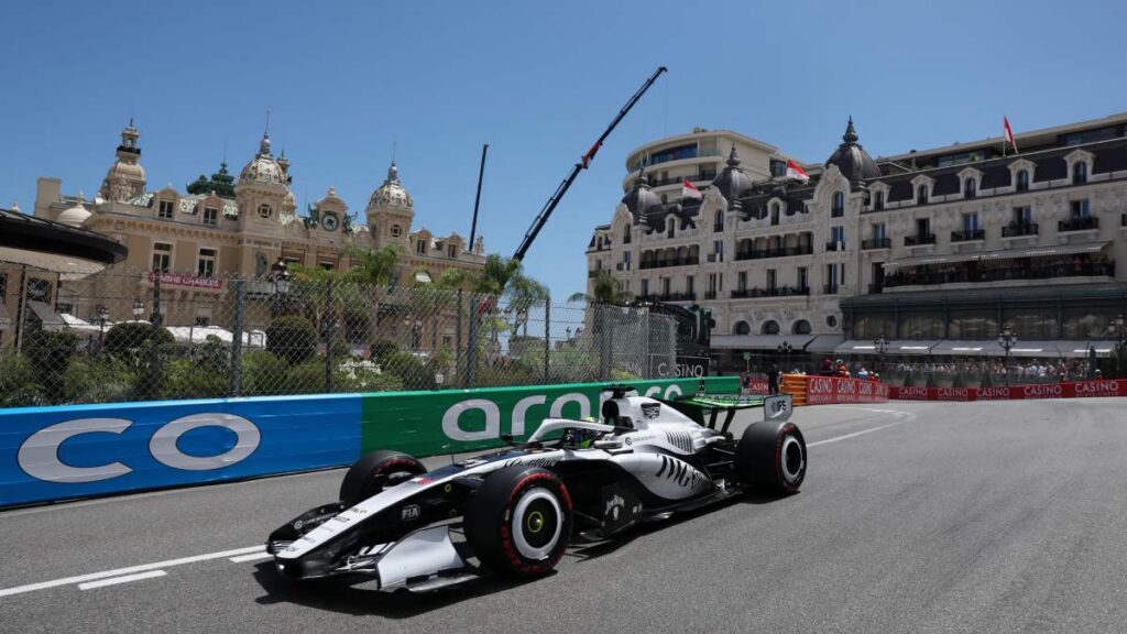 Checo Pérez culminó en el puesto 10 del GP de Mónaco, pero un par de errores lo dejan sin los primeros puntos en la historia de Cadillac
