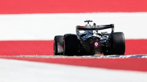 Checo Pérez no termina en Austria: la falla que provocó el primer doble abandono de Cadillac