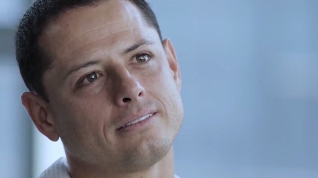 Chicharito Hernández en Mentes Únicas, la serie de entrevistas conducida por periodistas neurodivergentes disponible en Claro video